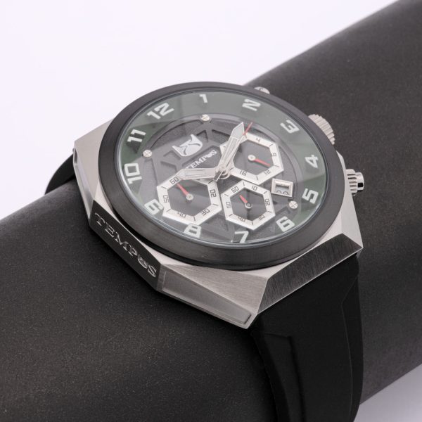 Reloj de Hombre Clásico. Pulso: Silicona. Caja: Stainless steel. Funcionalidad: Análogo con Calendario. Tamaño Caja: 47 mm. Tamaño Pulso: 27 mm. Impermeabilidad: 5 ATM. Cristal: Mineral Templado. SKU: 6083-03 Instrucciones de Cuidado: REVISAR GARANTIA. Tempus Watches.